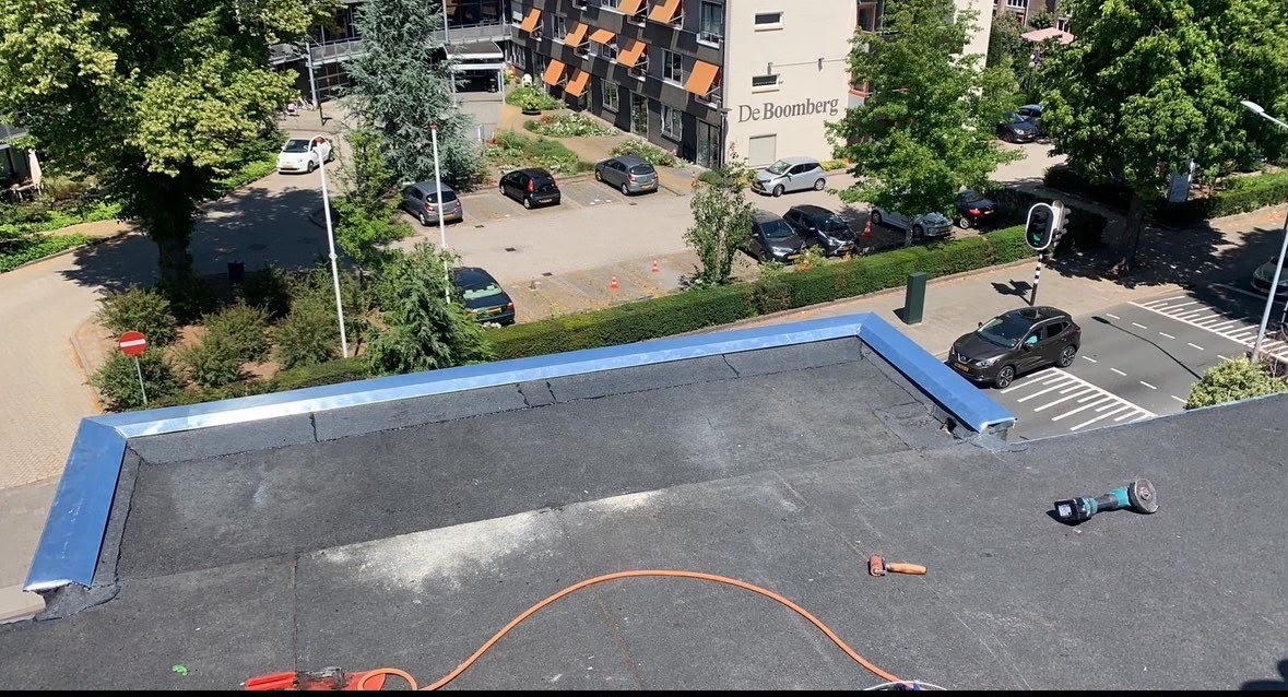 Vernieuwd plat dak met waterdichte dakbedekking en afgewerkte dakranden