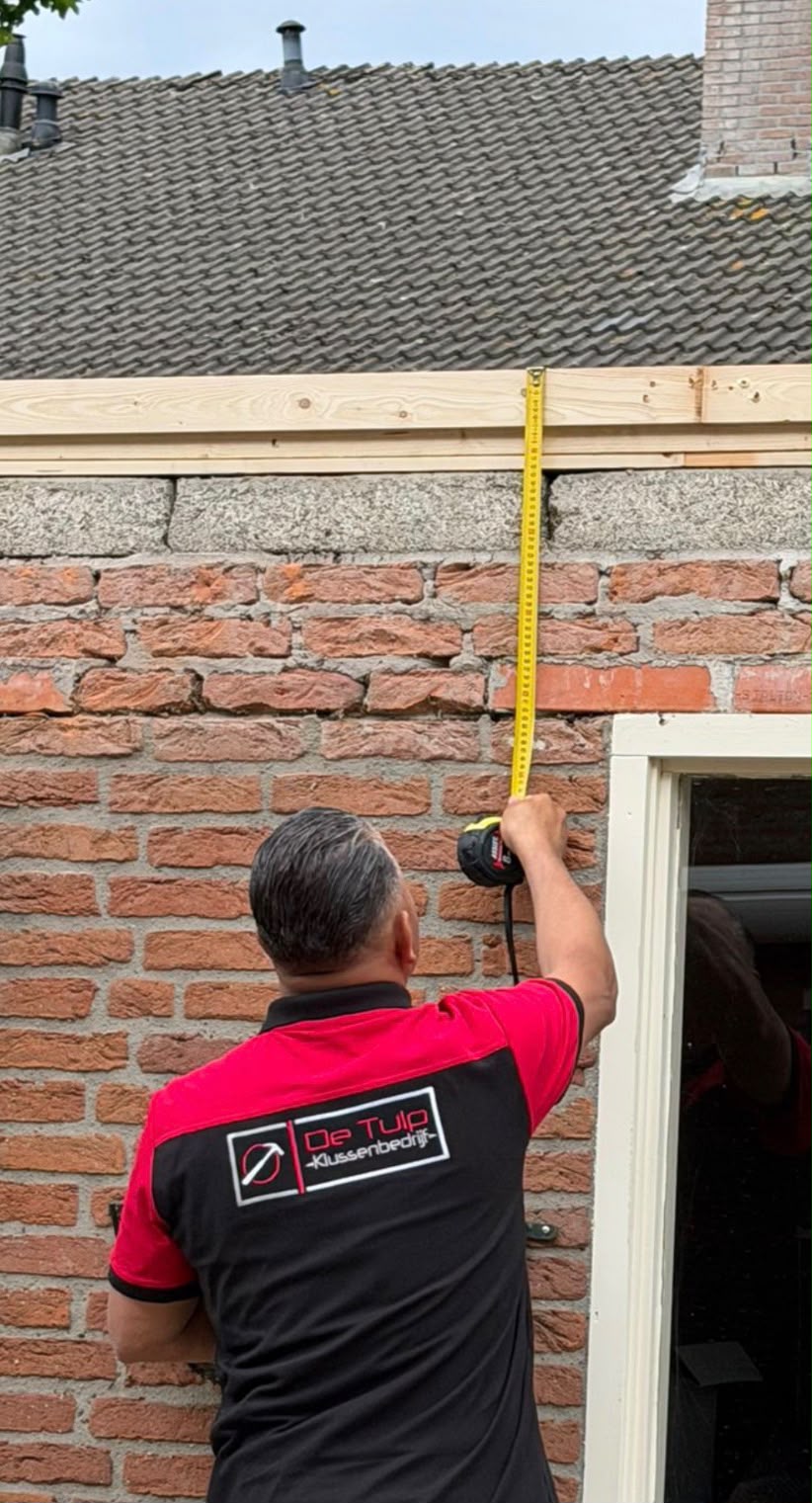 Vakman van De Tulp meet houten maatwerk nauwkeurig in